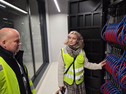 Minister of Digitalisation, Karianne Tung, looks inside supercomputer Olivia.